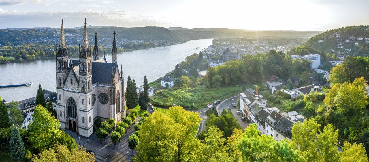 Die Apollinariskirche in Remagen thront über dem Rhein
